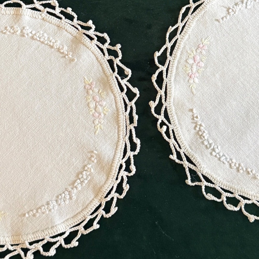 Vintage Embroidered Linen Doily Set Crochet Lace Edge Round 9.5"